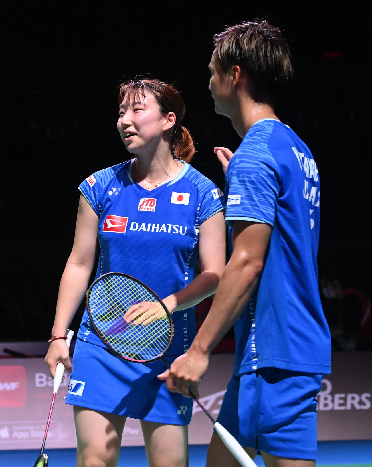 混合ダブルス、ホンコン・チャイナペアを破りベスト4進出を決めた渡辺勇大・東野有紗組（撮影・前岡正明）