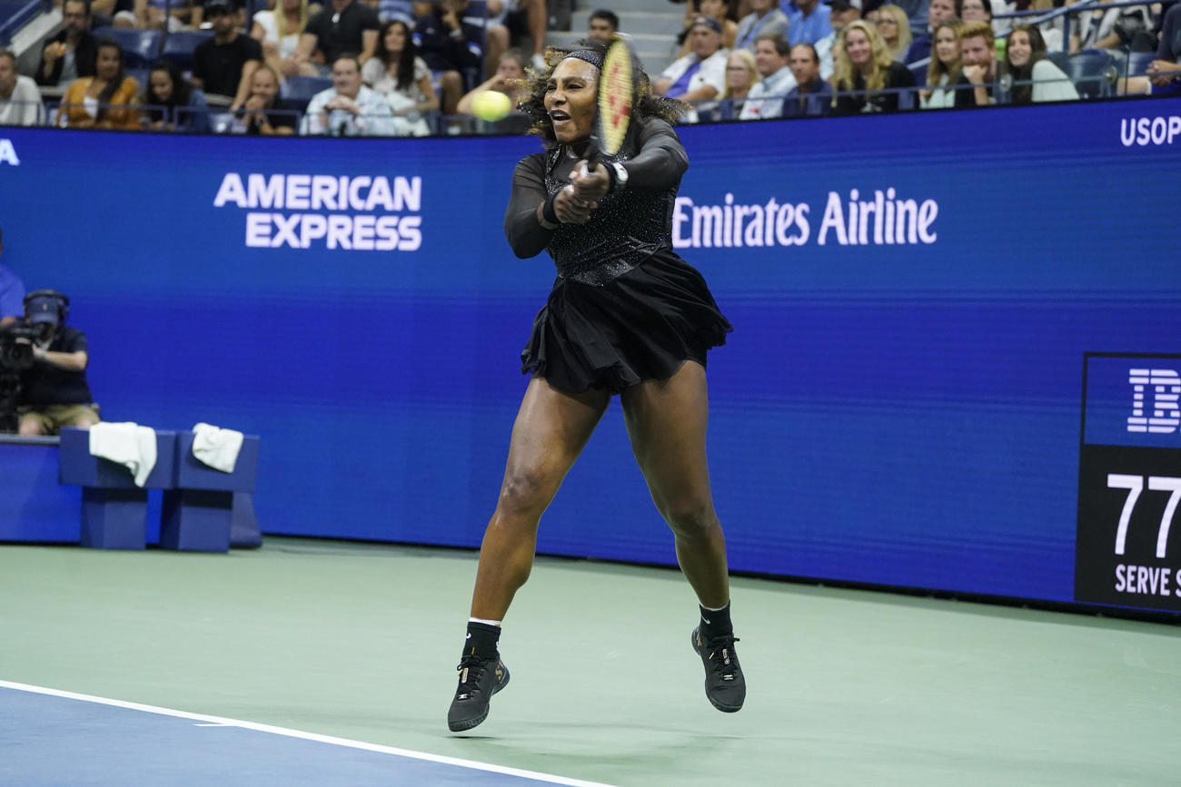 ショットを放つセリーナ・ウィリアムズ（AP）