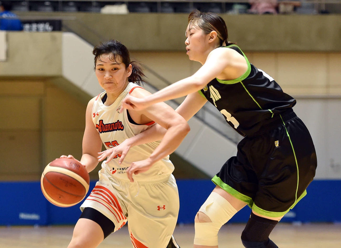 第1Q、気迫の表情でドライブするアランマーレ秋田・佐藤千（左）