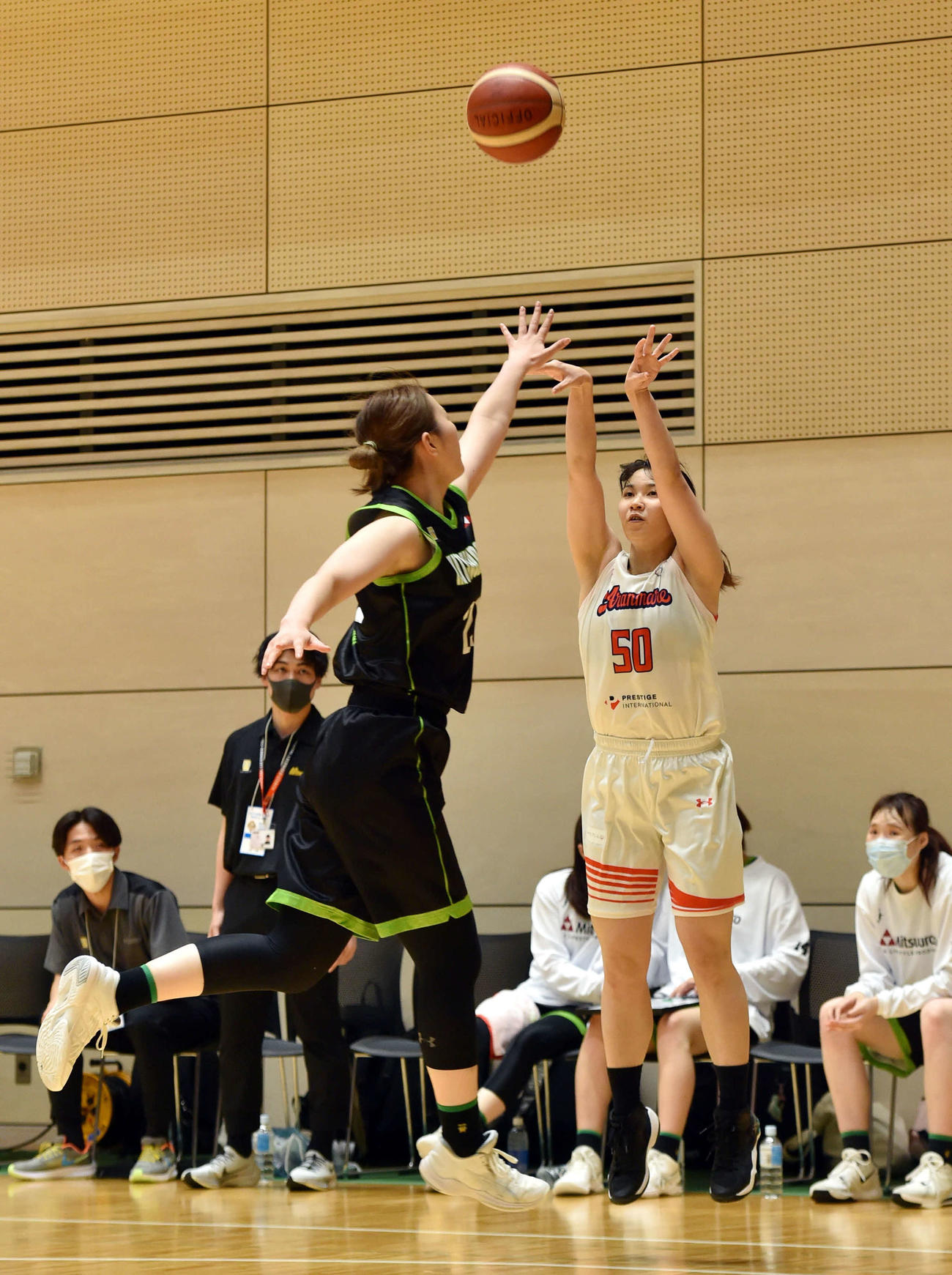 第1Q、シュートを放つアランマーレ秋田・佐藤千