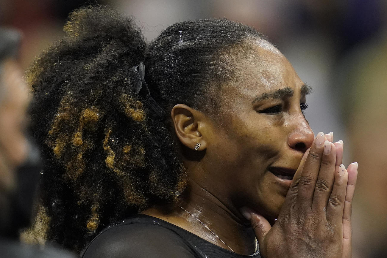 試合後のインタビューで涙するセリーナ・ウィリアムズ（AP）