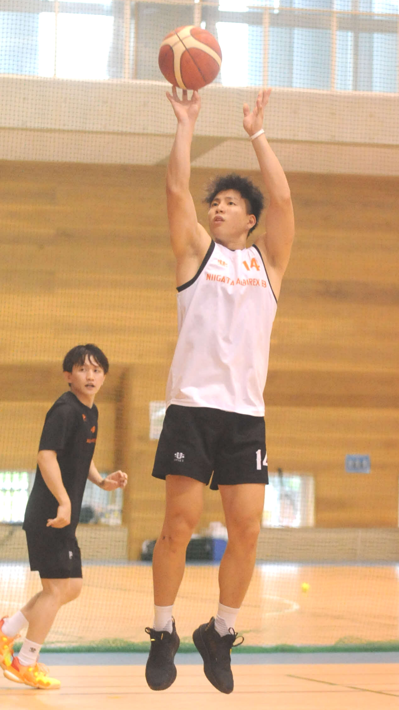 シュート練習をする新潟の木村圭吾