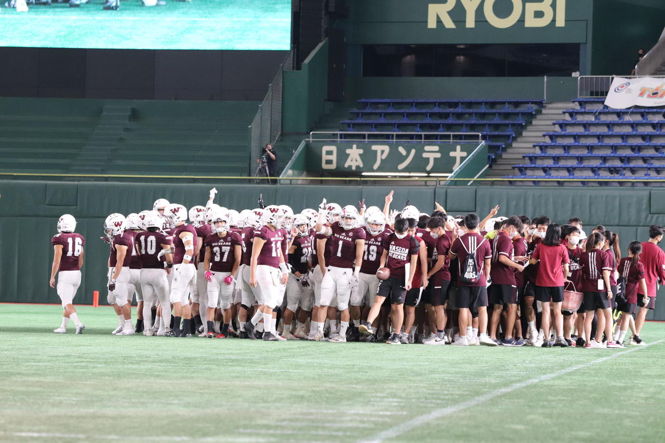 早稲田対横浜国立　試合前に全員で気合いを入れる早稲田の選手たち（撮影・星夏穂）