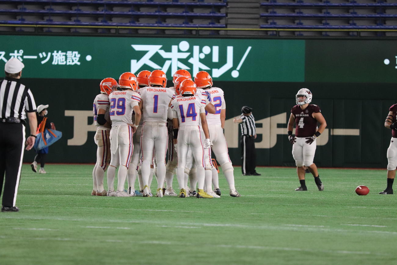 早稲田対横浜国立　円陣を組む横浜国立の選手たち（撮影・星夏穂）
