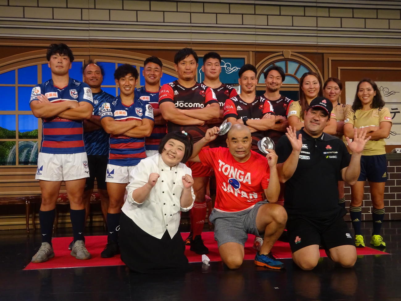 吉本新喜劇とのコラボでラグビー新喜劇に参加した三重パールズの15人制女子日本代表、花園近鉄ライナーズ、NTTドコモレッドハリケーンズの選手（撮影・加藤裕一）