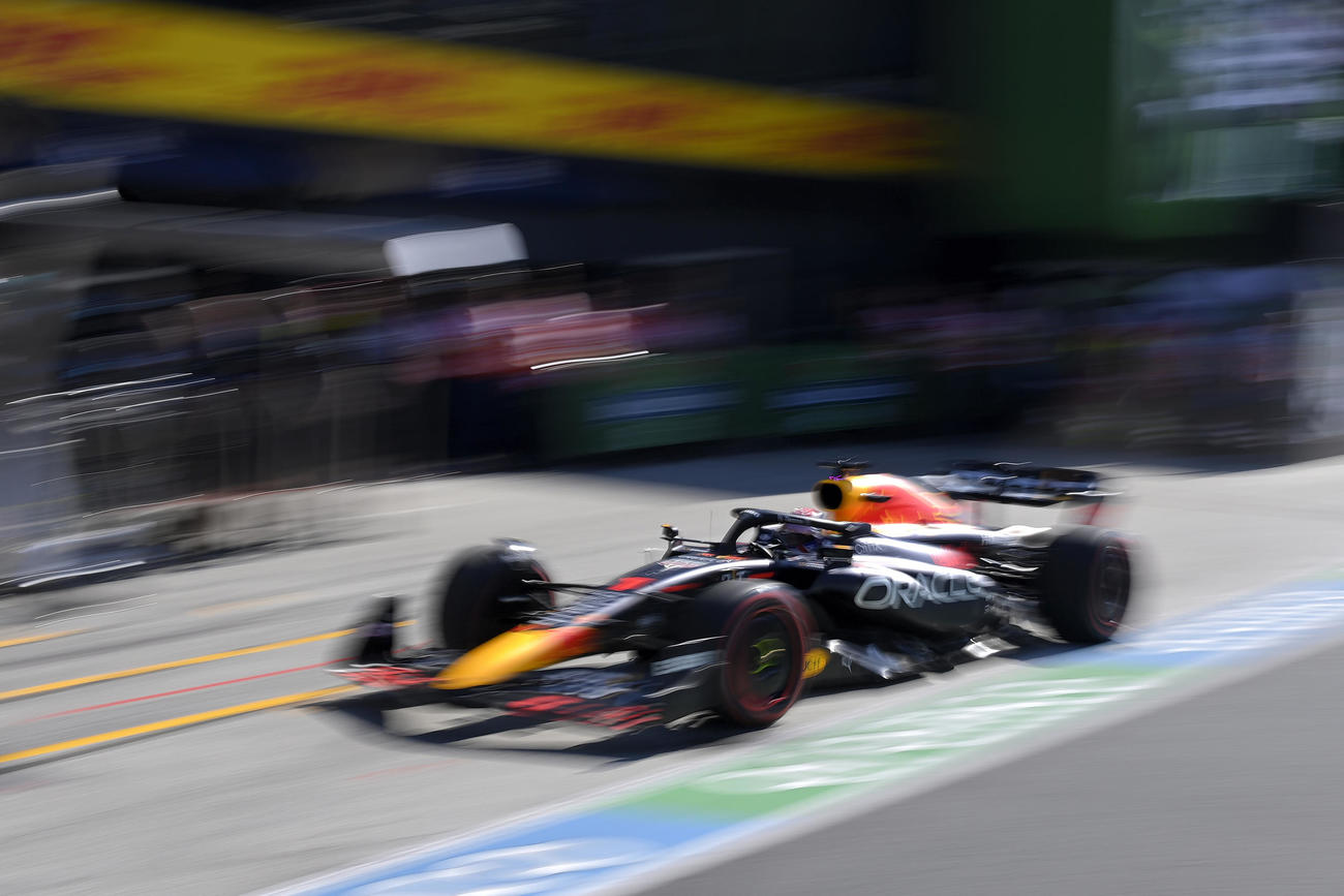 ピットレーンから出るフェルスタッペン（AP）