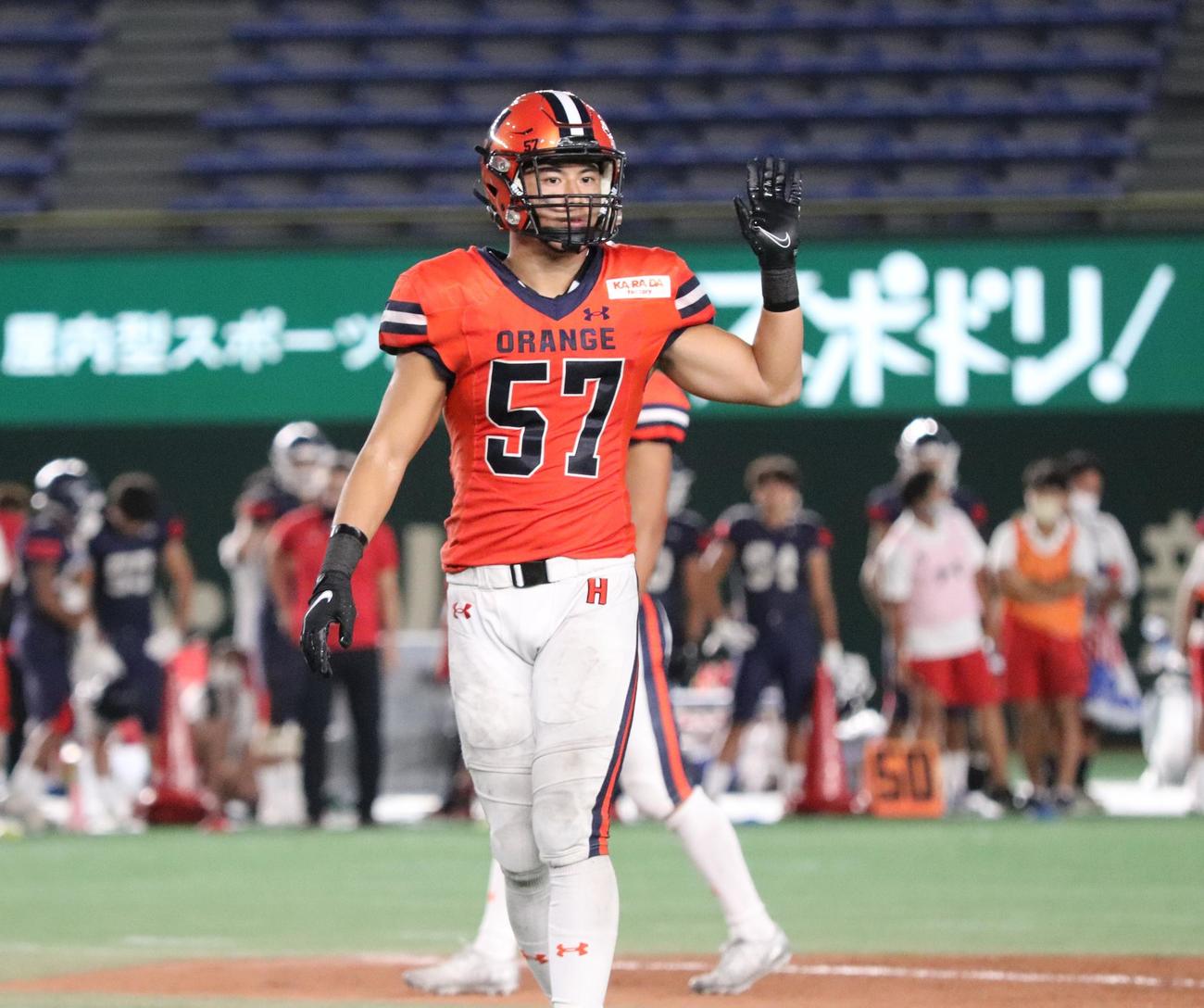 仲間に合図を出す法政大の主将・山田（撮影・星夏穂）