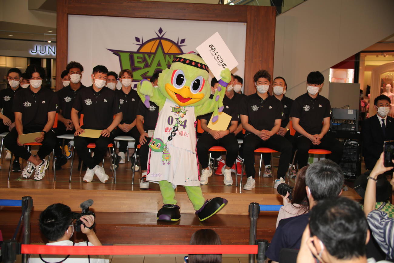 今季のスローガン「さあ、いこうぜ」を披露するレバンガ北海道のマスコット・レバード（中央）