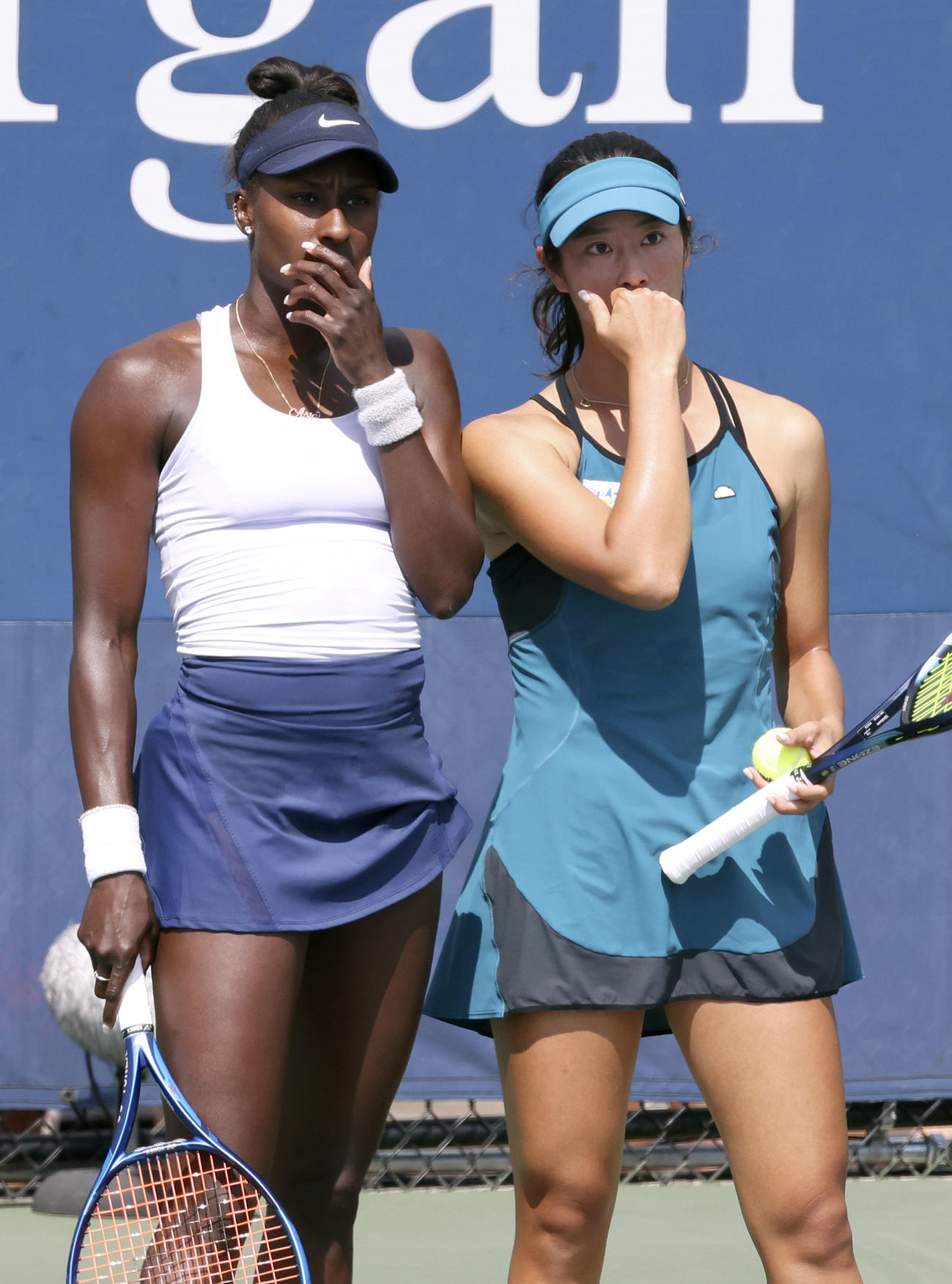 女子ダブルス2回戦で言葉を交わす柴原（右）ムハンマド組（共同）