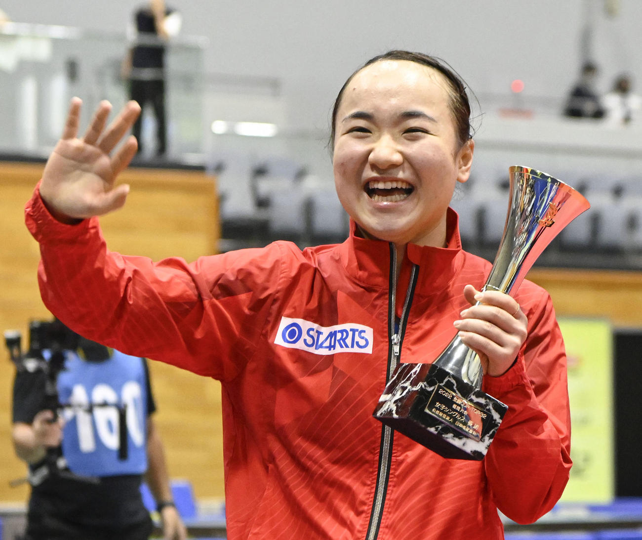 女子で優勝し、観客席に笑顔で手を振る伊藤美誠（共同）
