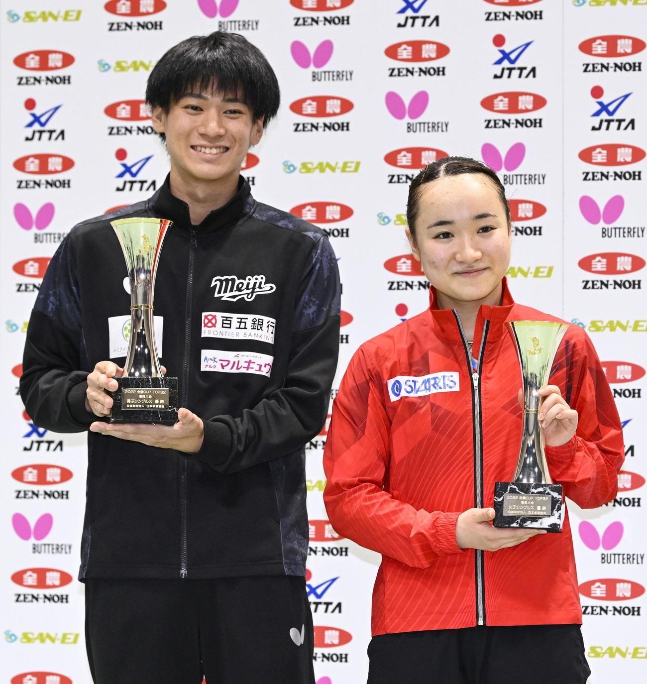 表彰式で写真に納まる男子優勝の戸上隼輔（左）と女子優勝の伊藤美誠（共同）