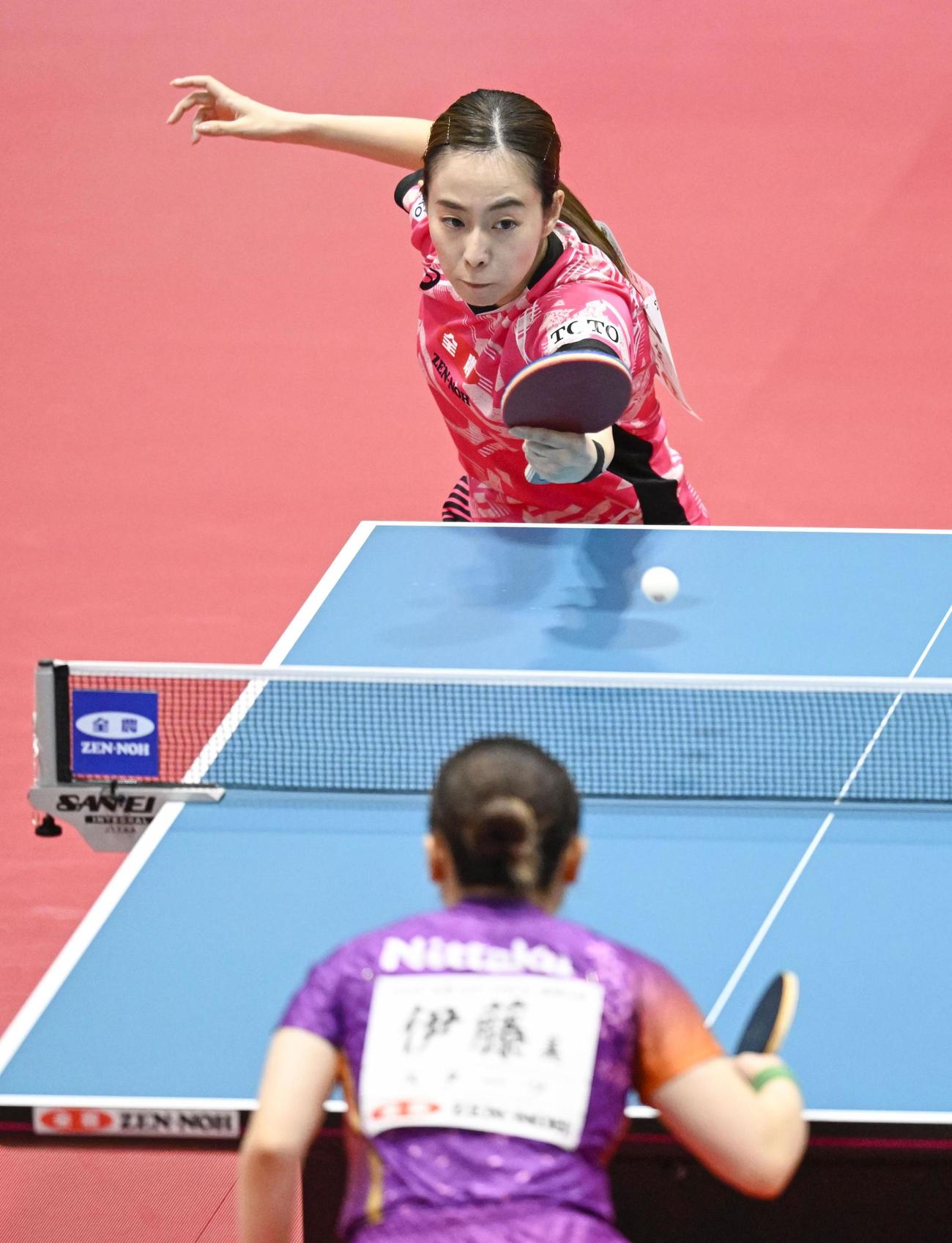 女子決勝　伊藤美誠（下）に敗れた石川佳純（共同）