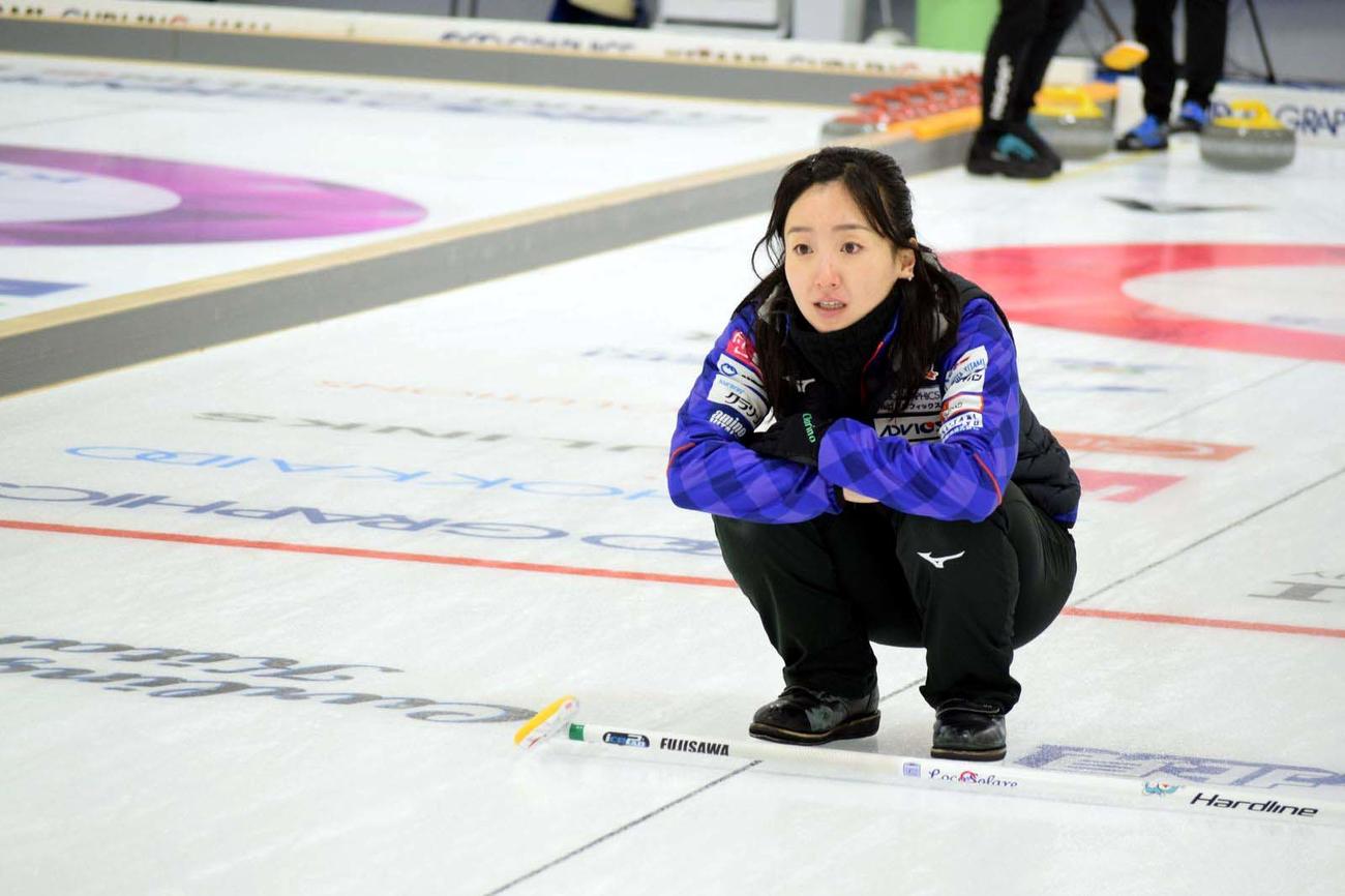 ロコ・ソラーレ対大学選抜　しゃがんで指示を出すロコ・ソラーレ藤沢（C）AGCC2022
