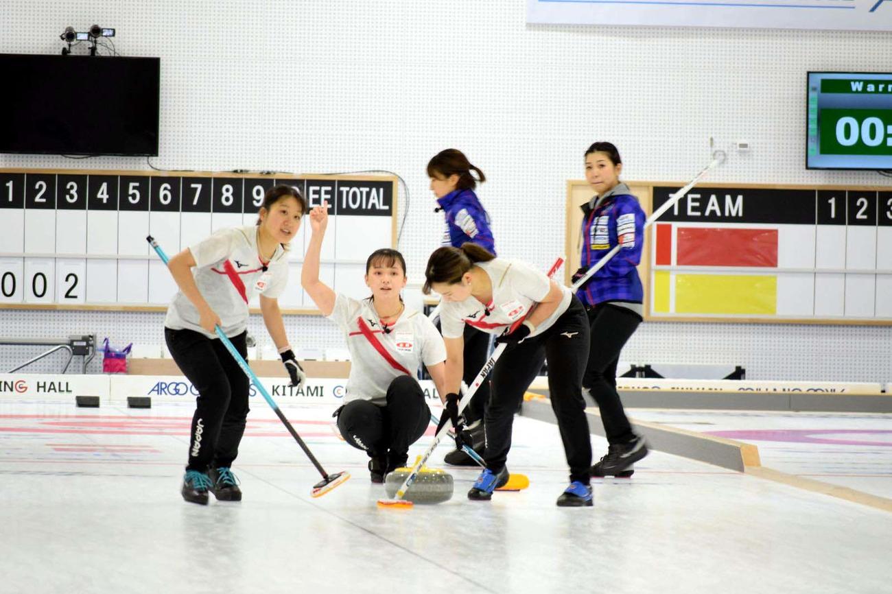 ロコ・ソラーレ対大学選抜　準決勝でロコ・ソラーレに勝利した大学選抜の選手たち。奥はロコ・ソラーレの（左から）鈴木、吉田夕（C）AGCC2022