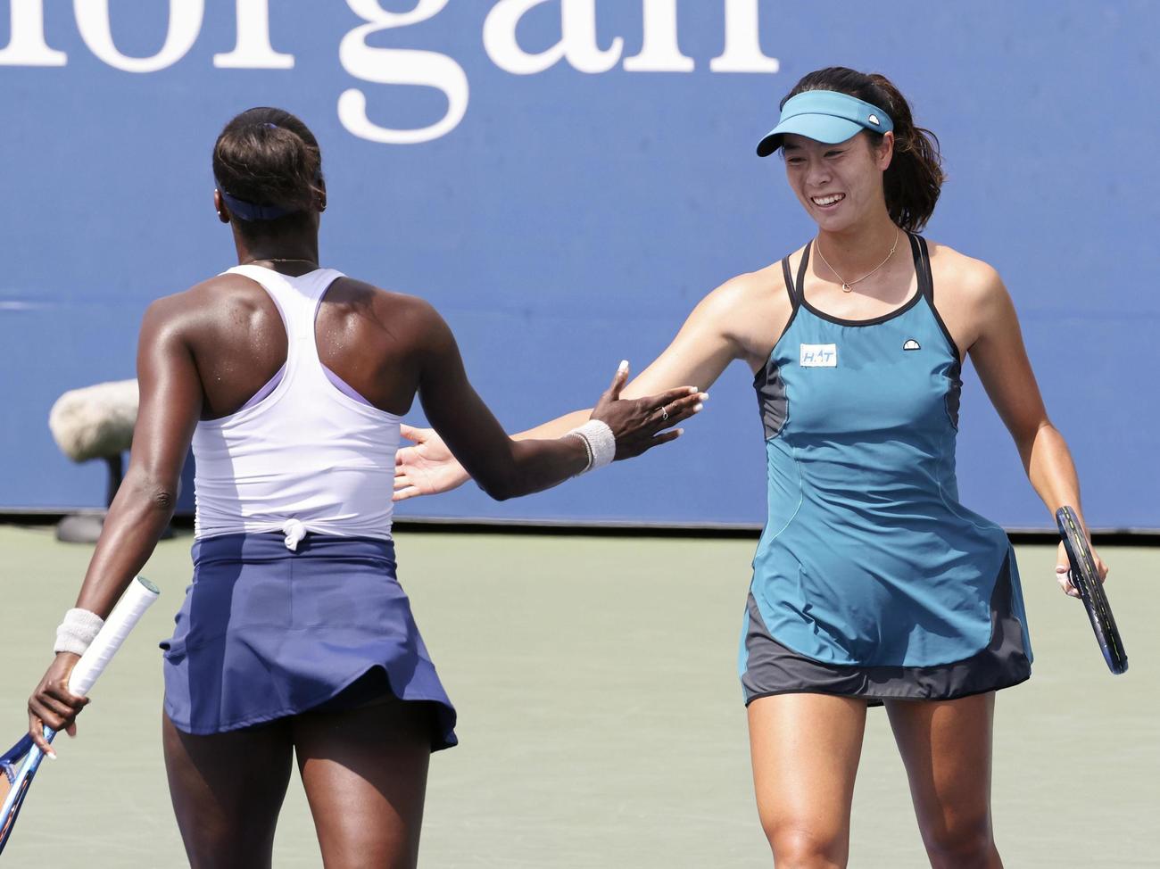女子ダブルス3回戦でポイントを奪い、タッチを交わす柴原瑛菜（右）組（共同）