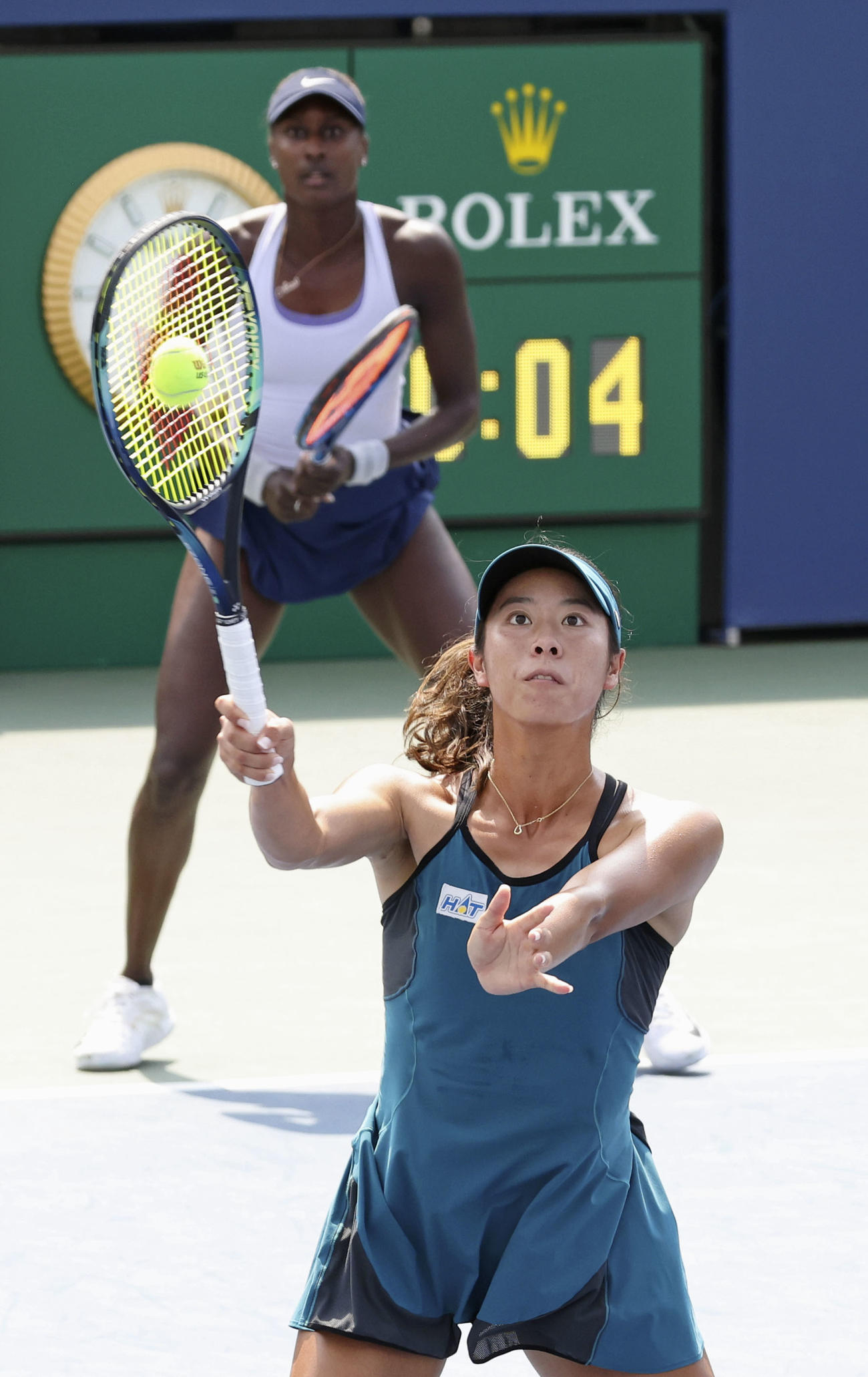 女子ダブルス3回戦でプレーする柴原瑛菜（手前）組（共同）