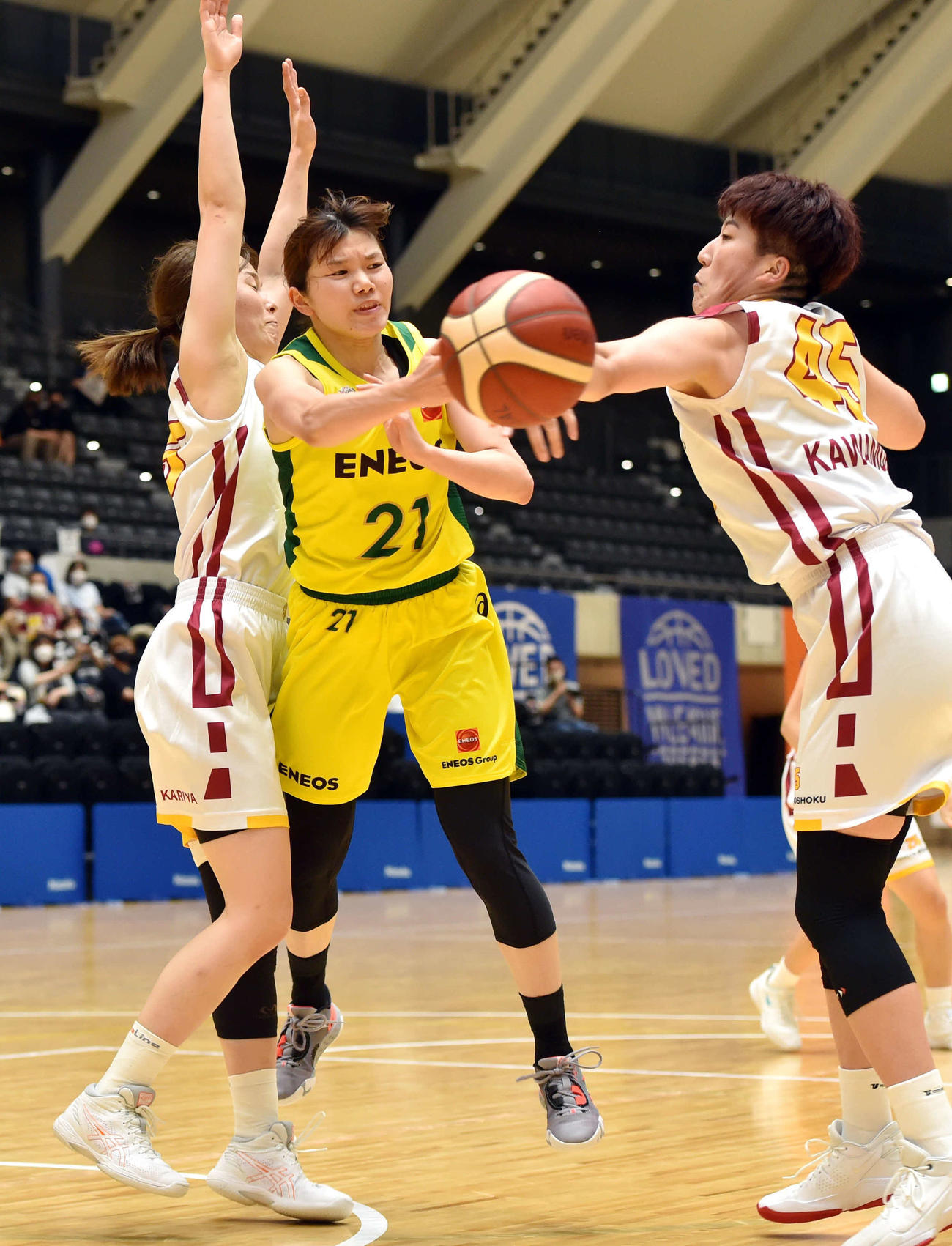 第4Q、ゴール下からパスを出すENEOS・高田（中央）