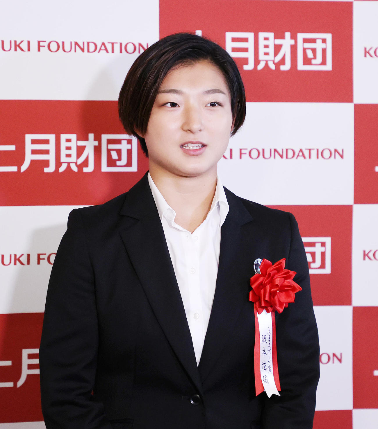 報道陣の質問に答える坂本（撮影・鈴木正人）