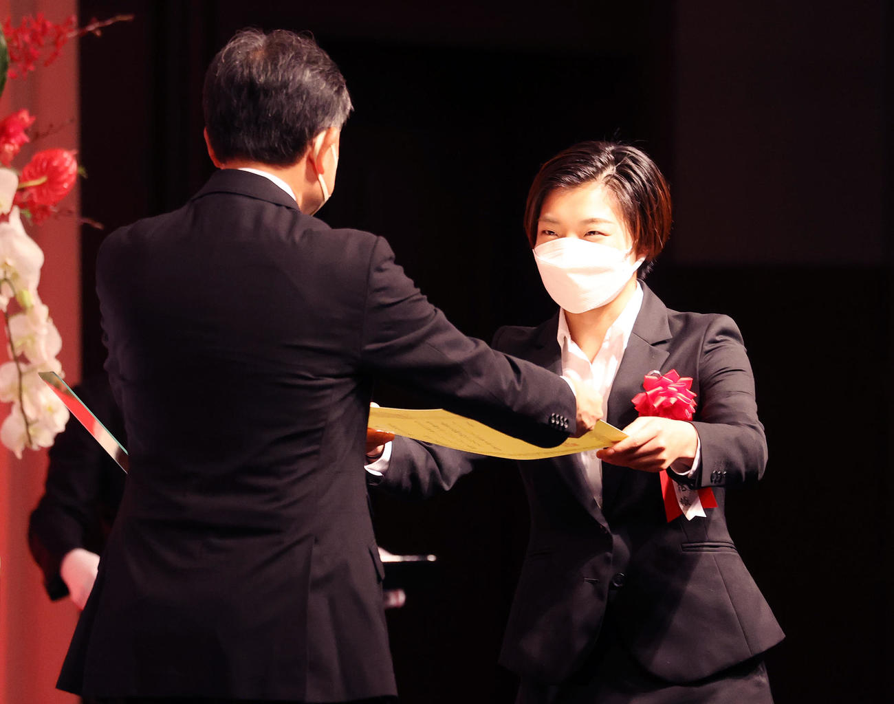表彰される坂本（撮影・鈴木正人）