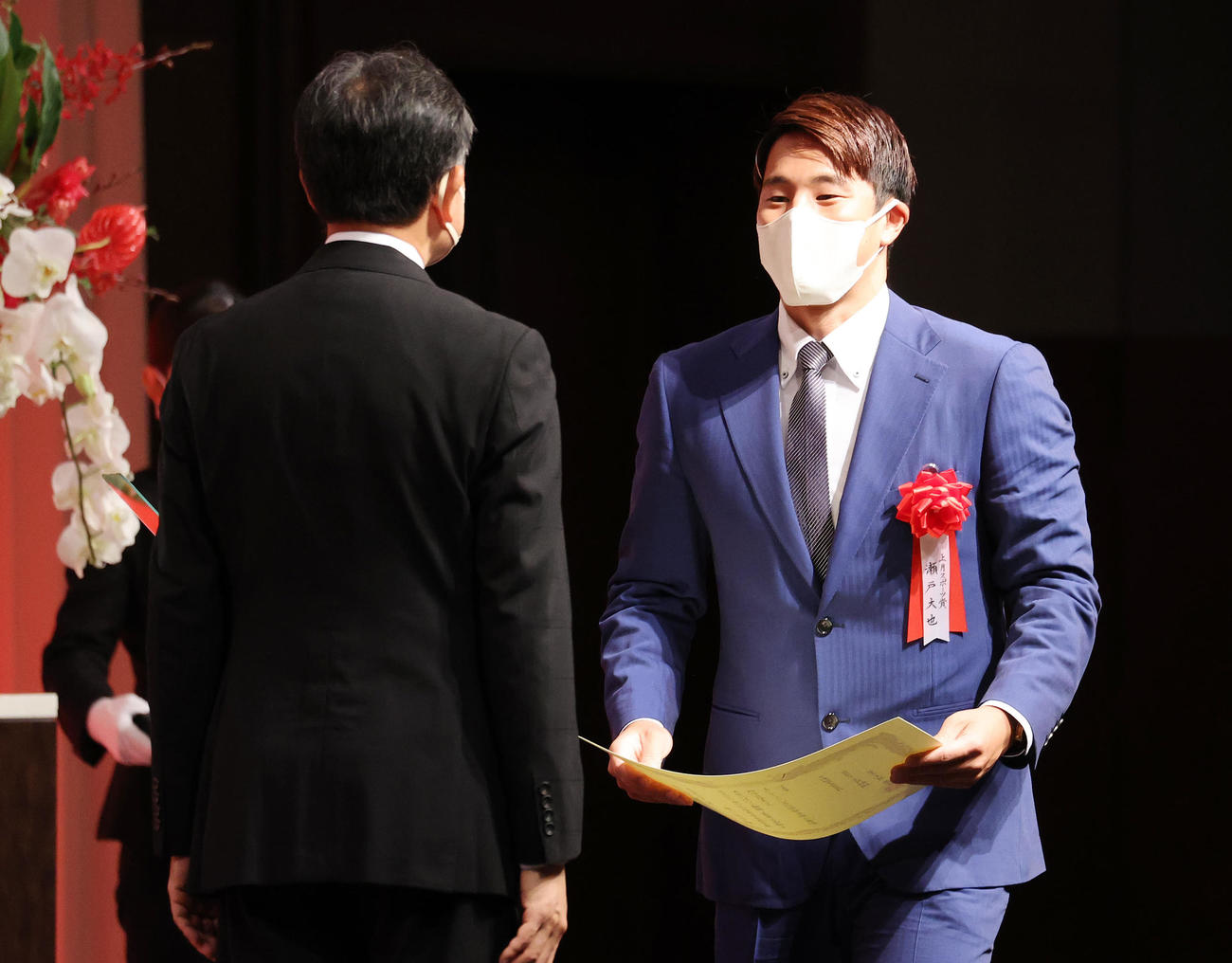 表彰される瀬戸（撮影・鈴木正人）