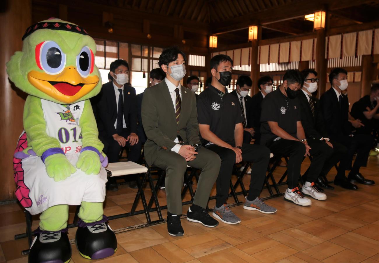 北海道神宮で必勝祈願のおはらいを受けるレバンガ北海道のメンバー