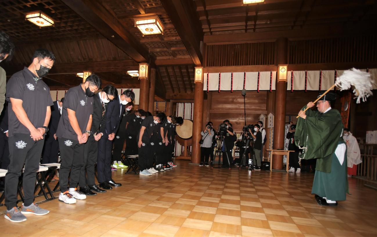 北海道神宮で必勝祈願のおはらいを受けるレバンガ北海道のメンバー