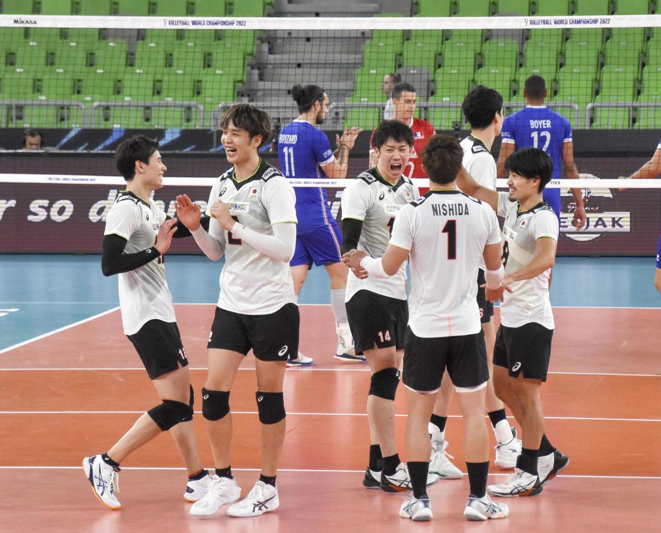 フランス戦で激闘を演じた日本チーム（共同）