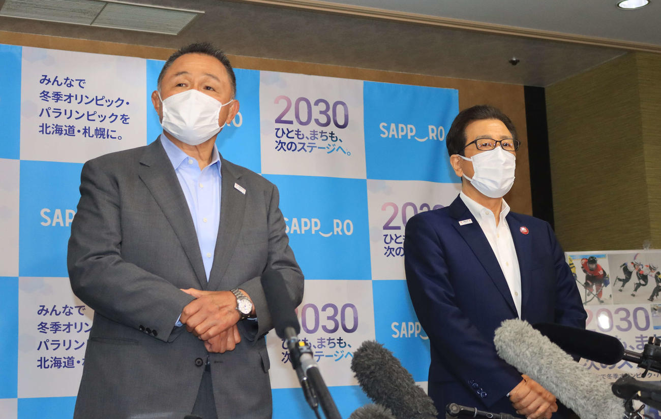 北海道・札幌2030オリンピック・パラリンピックプロモーション委員会の会議後、取材に対応するJOC山下会長（左）と秋元札幌市長（撮影・保坂果那）