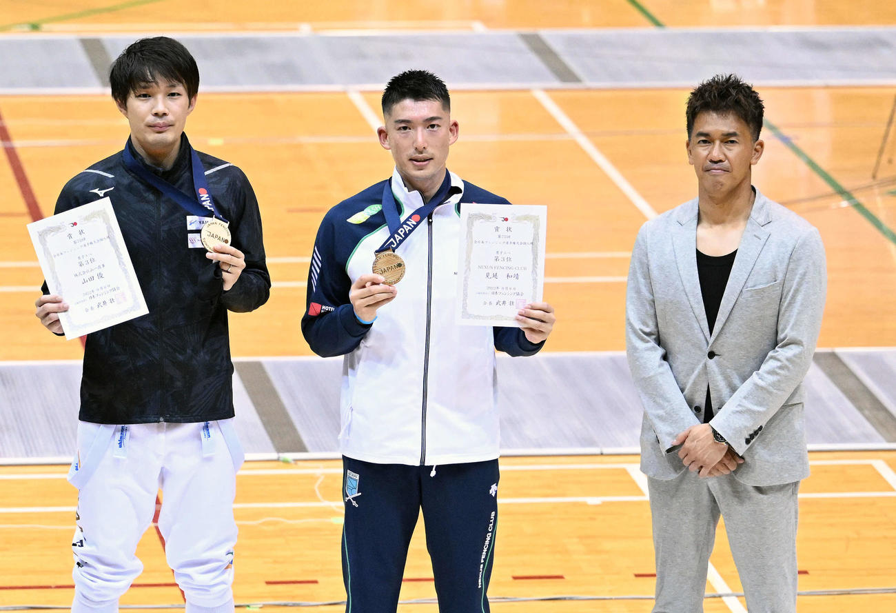 男子エペで3位となりフェンシング協会武井会長（右）と記念撮影する山田（左）と見延（撮影・滝沢徹郎）