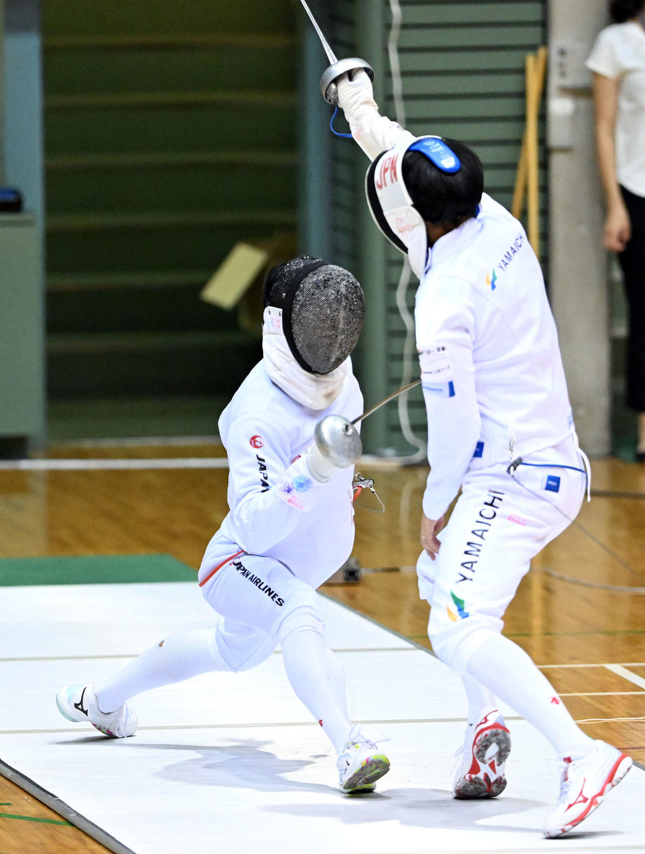 男子エペ準決勝で対戦する加納（左）と山田（撮影・滝沢徹郎）