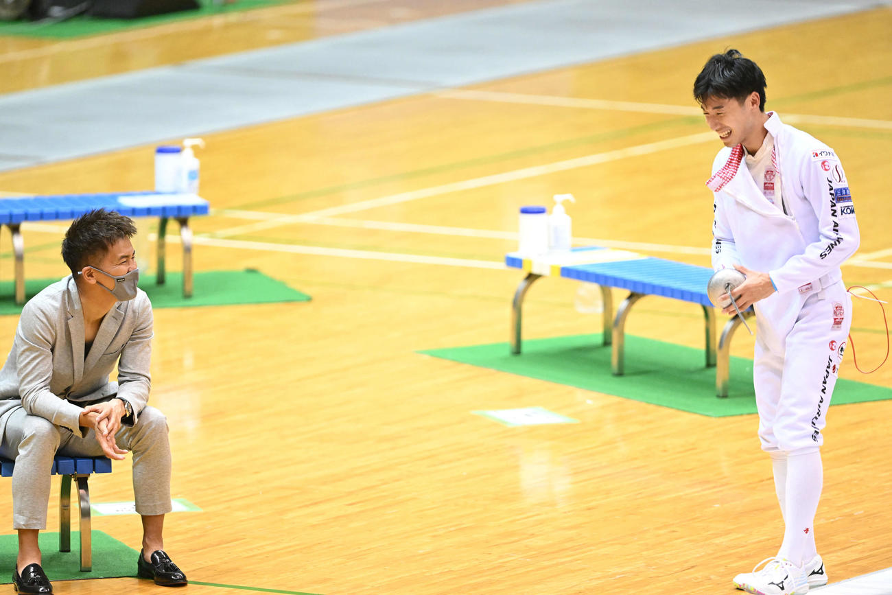 男子エペ3回戦を終えた加納（右）はフェンシング協会武井会長と談笑する（撮影・滝沢徹郎）