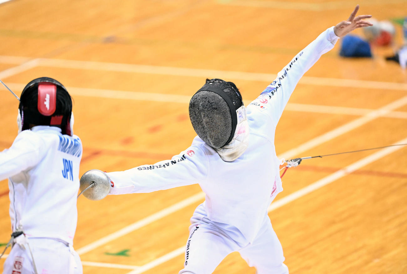 男子エペ3回戦で加納（右）は中本と対戦する（撮影・滝沢徹郎）