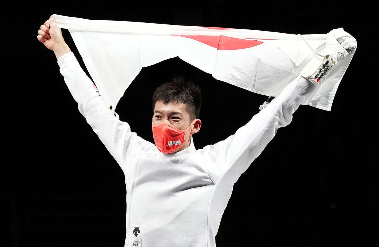 21年7月30日、東京五輪　フェンシング男子エペ団体決勝　金メダルを獲得し、日の丸を掲げる見延