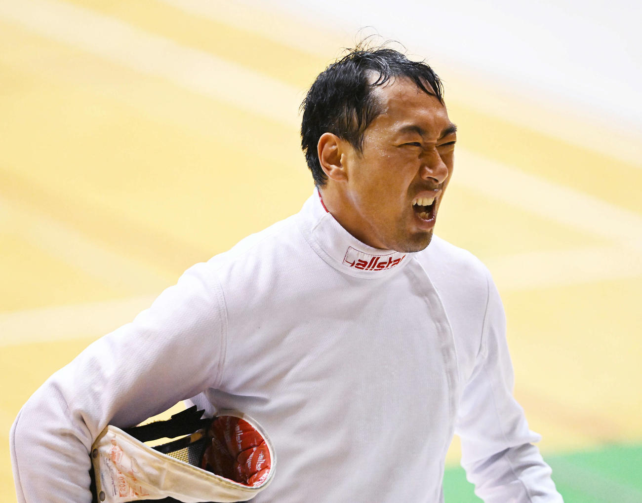 男子エペ準決勝で坂本は疲れた表情を見せる（撮影・滝沢徹郎）