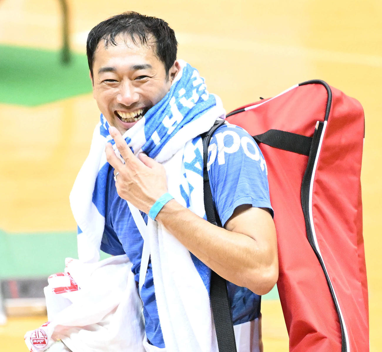 男子エペ決勝進出を決め笑顔の坂本（撮影・滝沢徹郎）