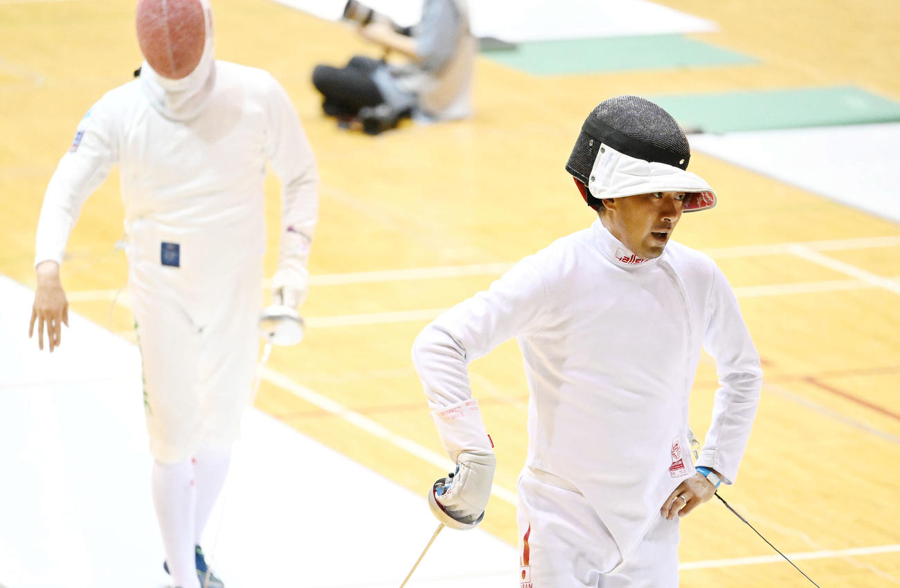男子エペ準決勝で坂本（右）は集中した表情を見せる（撮影・滝沢徹郎）