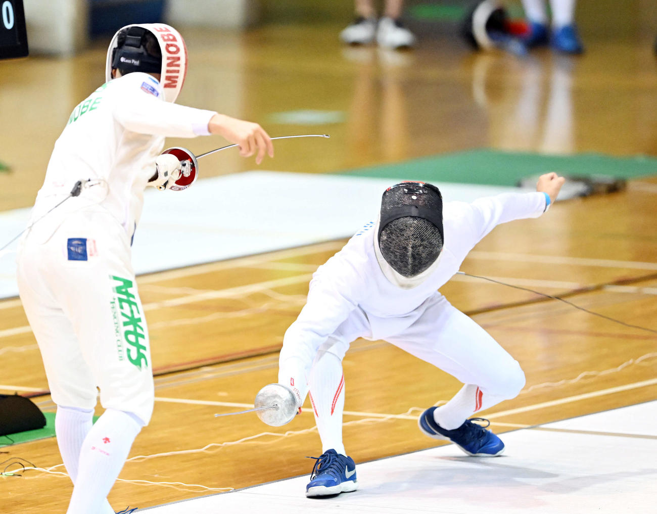男子エペ準決勝で坂本（右）は見延と対戦する（撮影・滝沢徹郎）