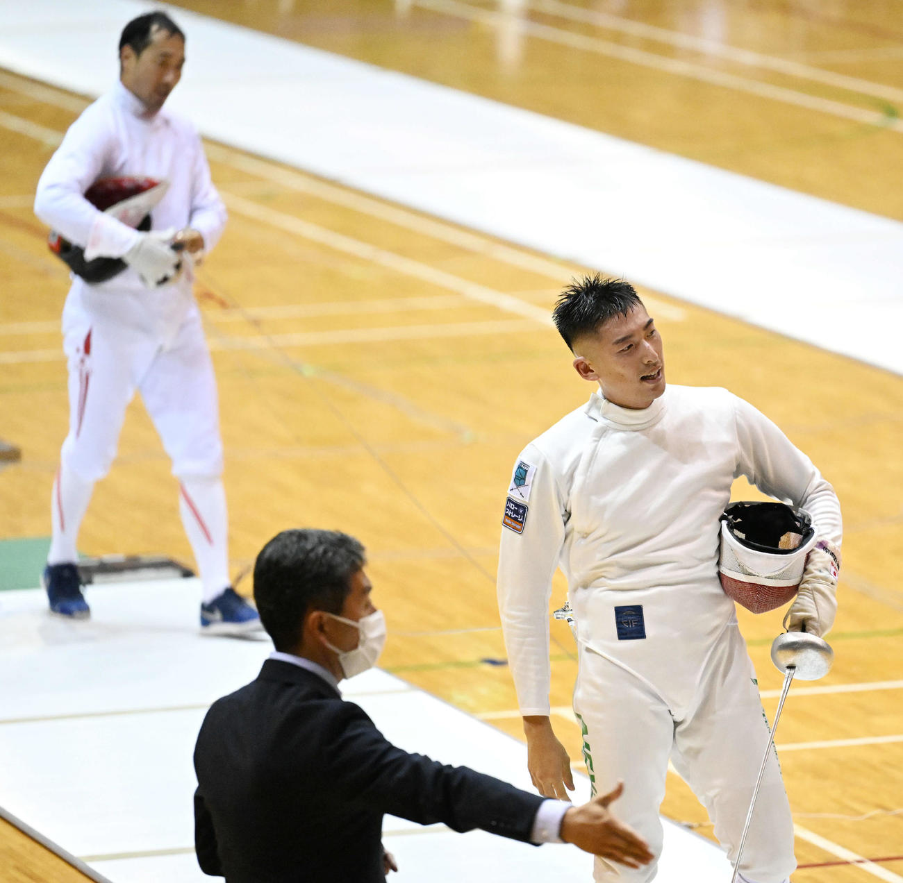 男子エペ準決勝で見延（手前）は坂本に敗れ肩を落とす（撮影・滝沢徹郎）