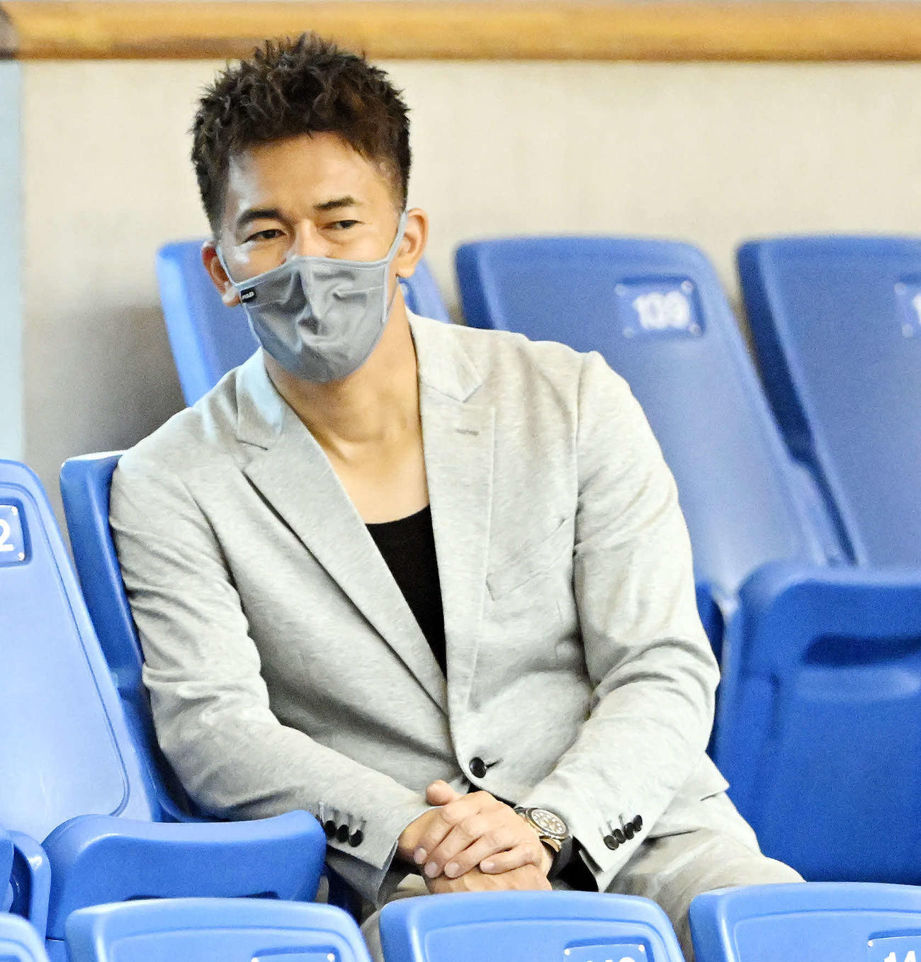 試合を見守るフェンシング協会武井壮会長（撮影・滝沢徹郎）