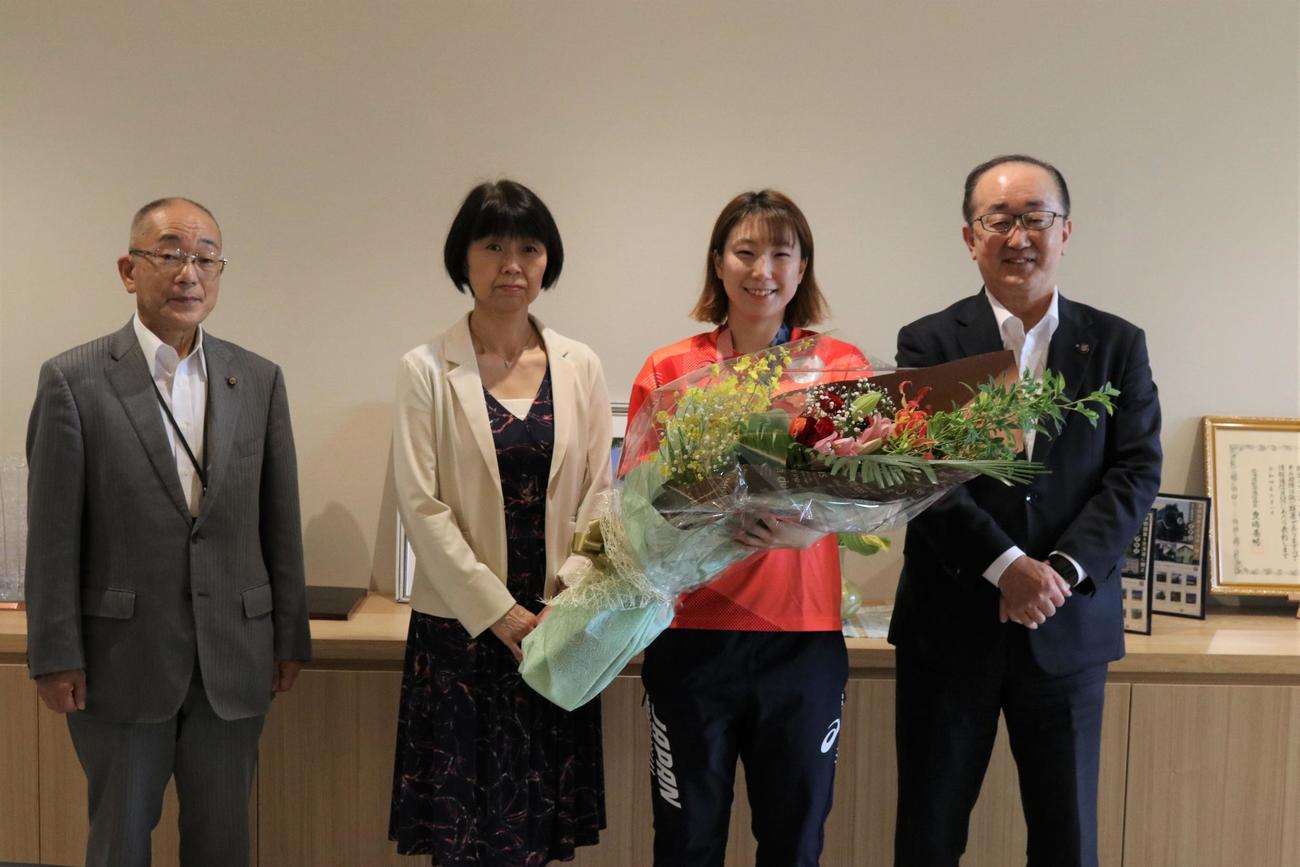 松野市長（右）を表敬訪問した東野（中央右）。同左は母の洋美さん。左は三角市教育長（撮影・石井翔太）