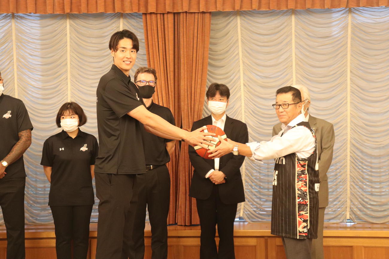 バスケットボールを渡す竹内讓次（左）と松井一郎市長（右）（撮影・竹本穂乃加）
