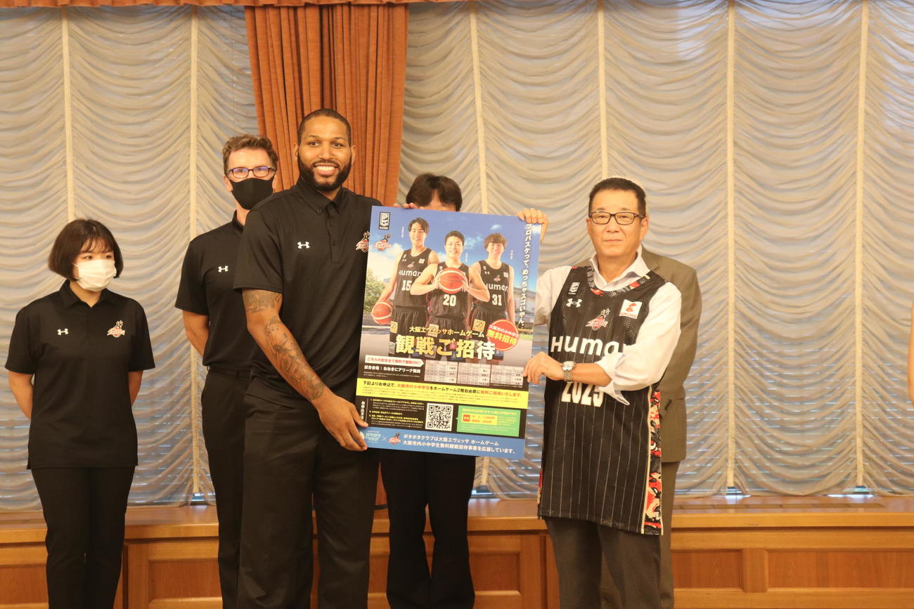 パネルを持つディージェイ・ニュービル（左）と松井一郎市長（右）（撮影・竹本穂乃加）