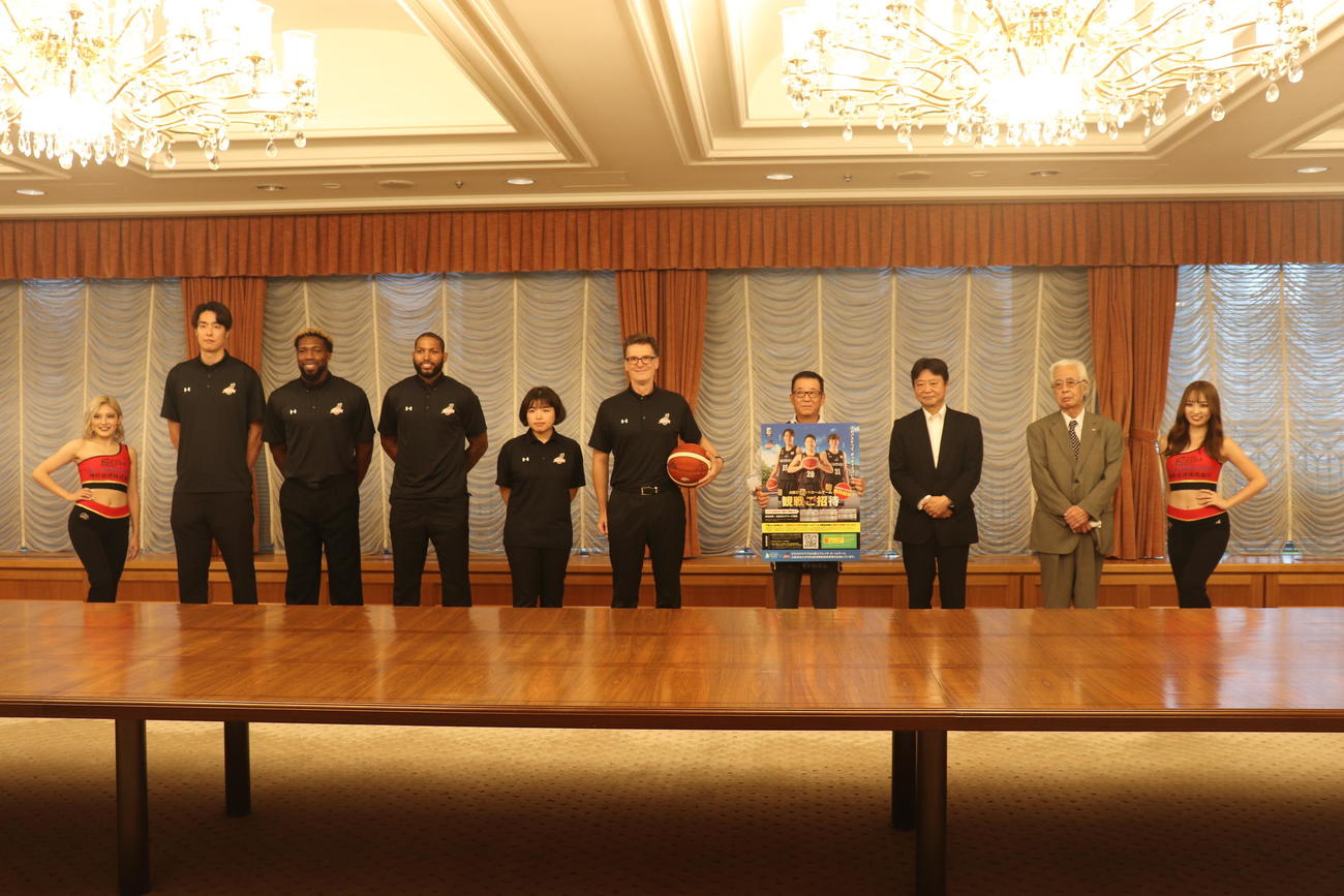 歓談を終えて整列する松井一郎市長と大阪エヴェッサの選手ら（撮影・竹本穂乃加）