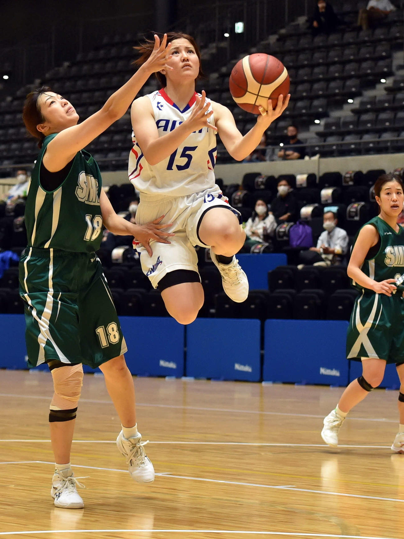 2日、三井住友銀行戦でレイアップシュートを決めるアイシン・砂川