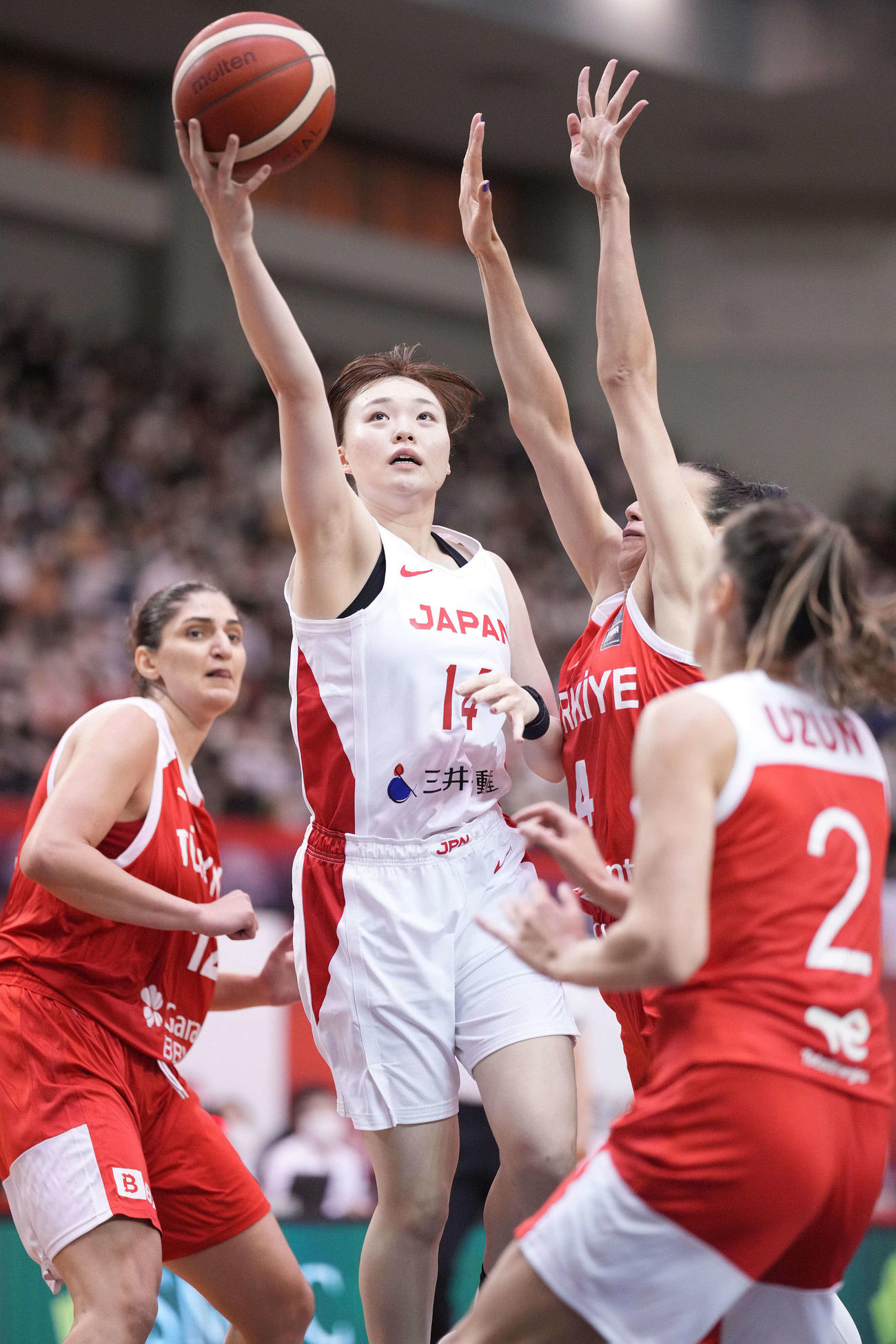 22年6月19日、日本代表国際強化試合　日本対トルコ　第4Q、シュートを決める吉田（中央）