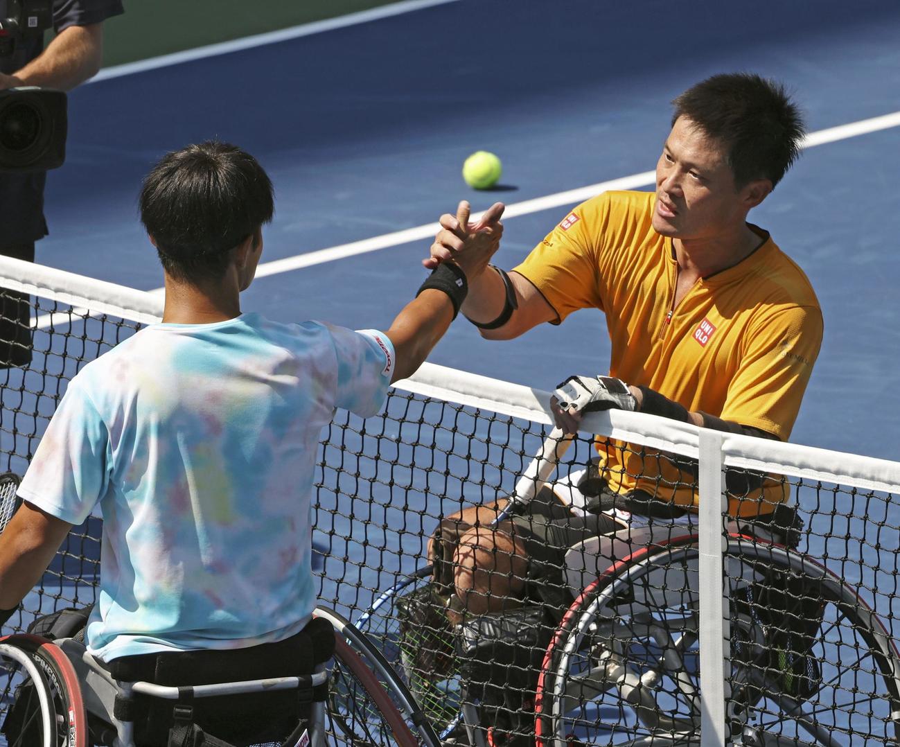 車いすの部男子シングルス準決勝で三木拓也（左）に勝利した国枝慎吾（共同）