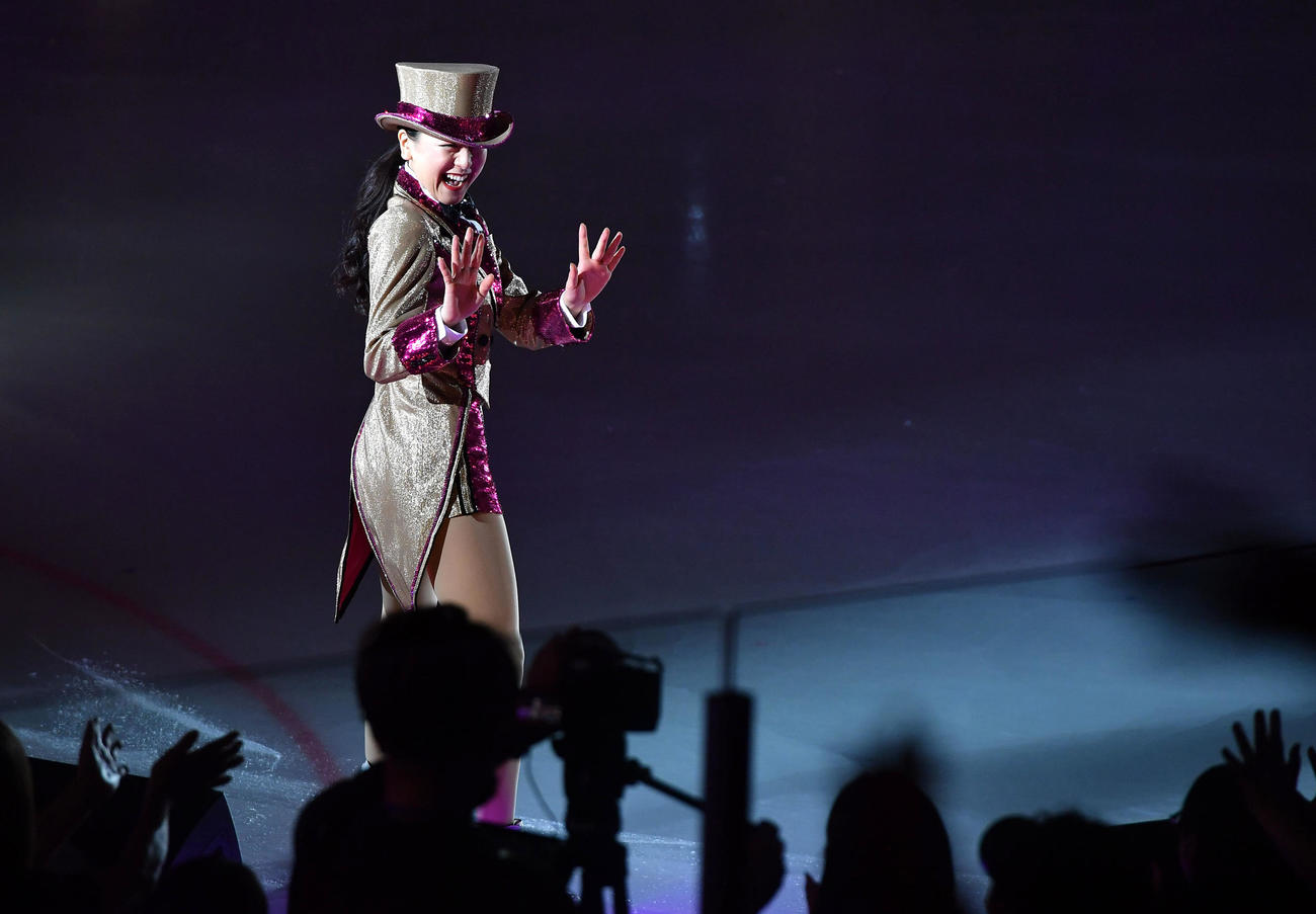 アイスショー「BEYOND」　1曲目の演目中、観客に笑顔で手を振る浅田真央さん（撮影・岩下翔太）