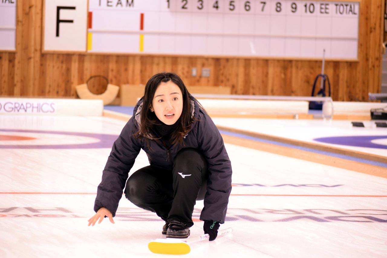 ロコ・ソラーレ対大学選抜　メンバーに指示を出すロコ・ソラーレの藤沢（C）ADVICS CUP
