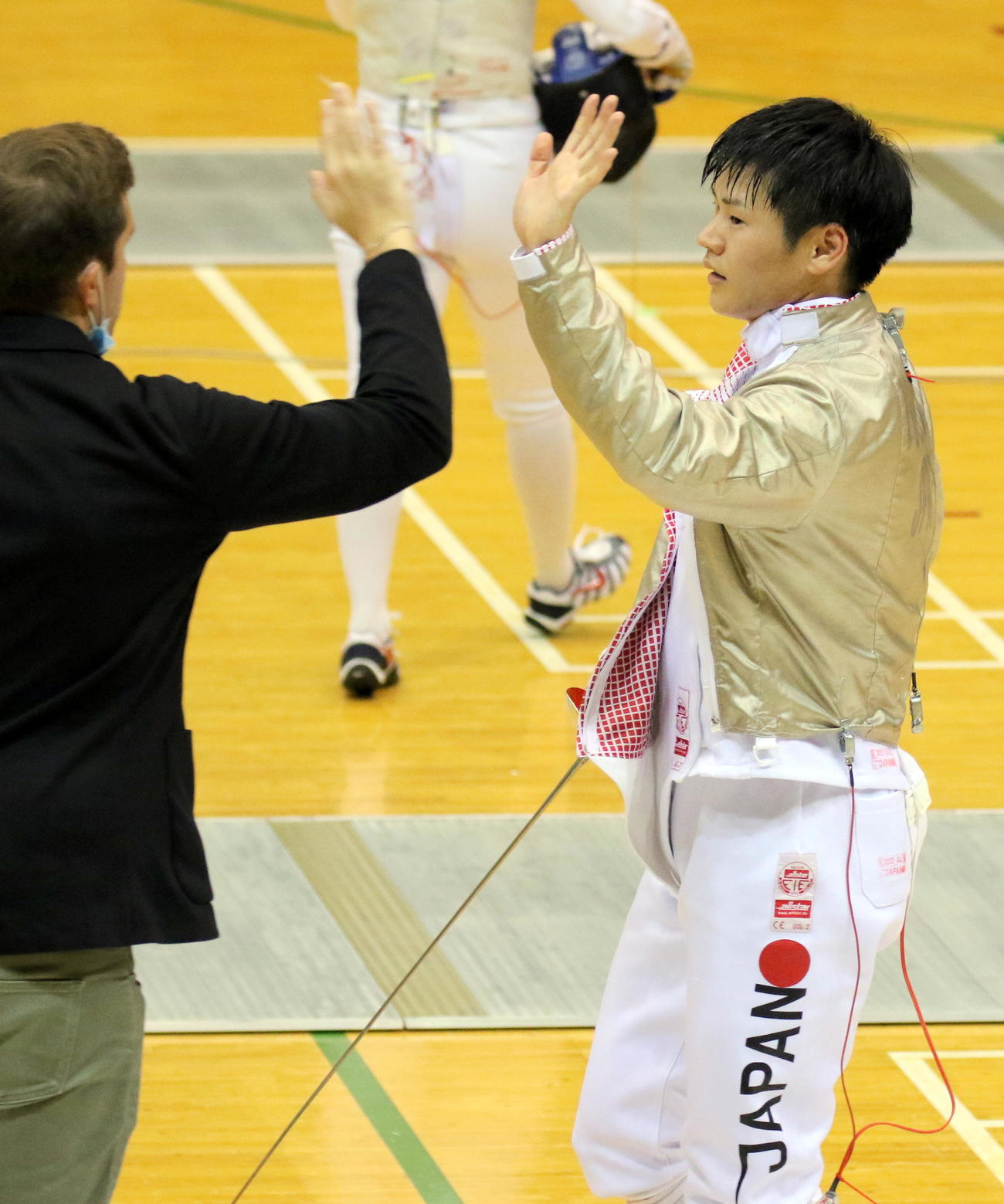 フェンシング全日本選手権　男子サーブルで決勝進出を決め、グース・コーチとハイタッチする吉田健人（撮影・木下淳）