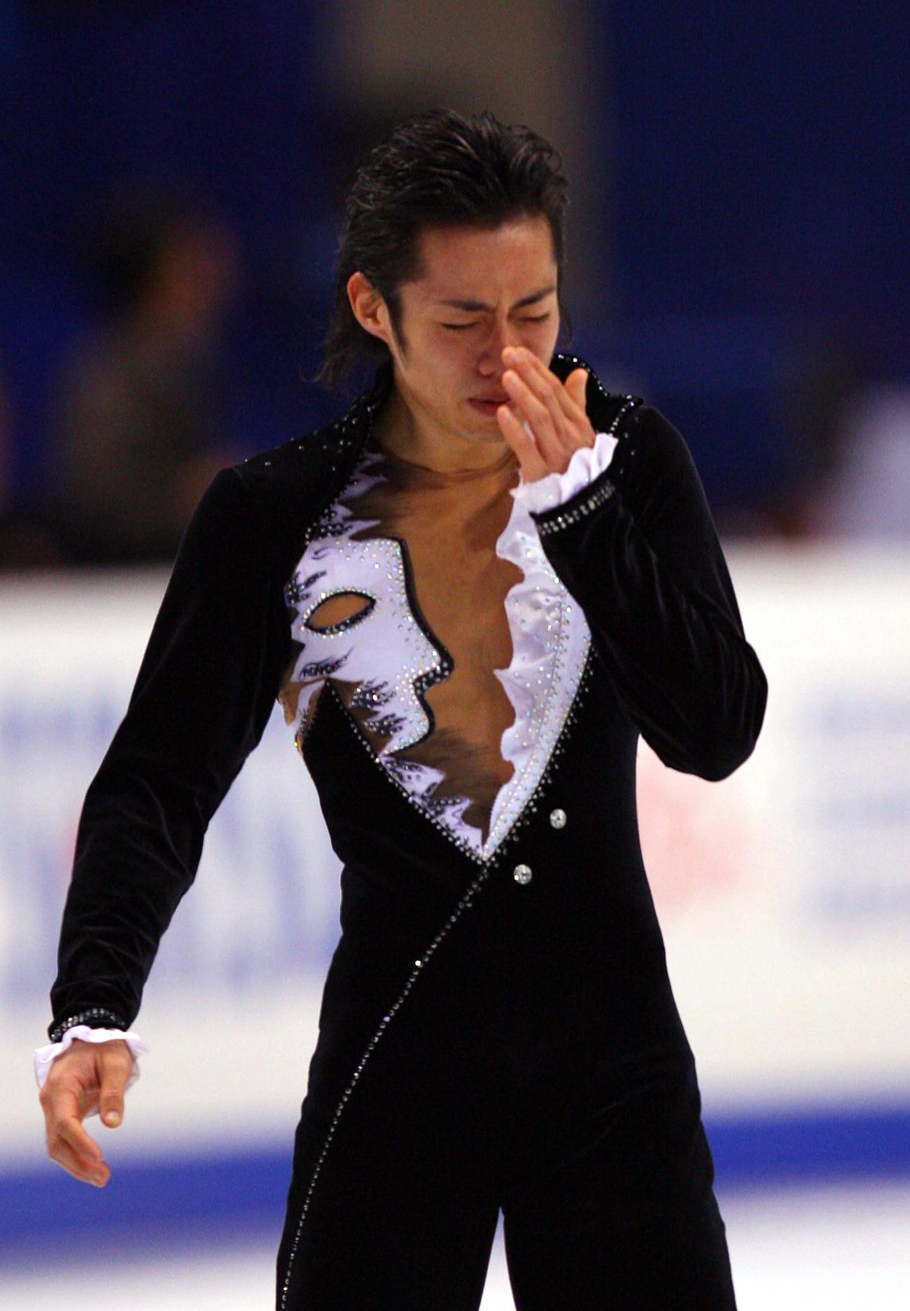 世界選手権男子フリーの演技を終えた後、感極まって男泣きする高橋大輔（07年3月22日撮影）